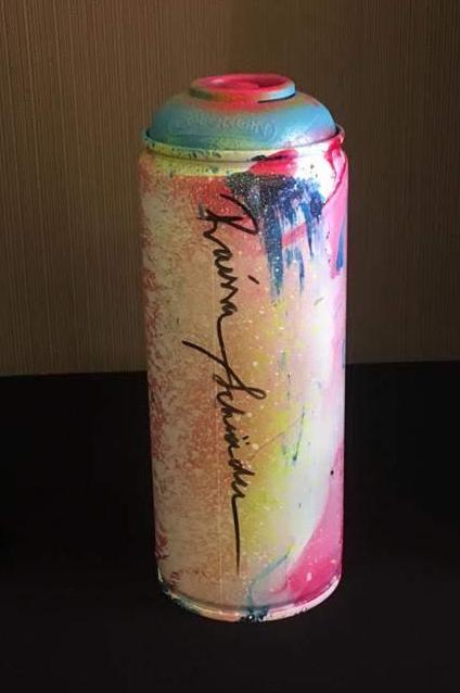 Lata de spray customizada e assinada pela artista